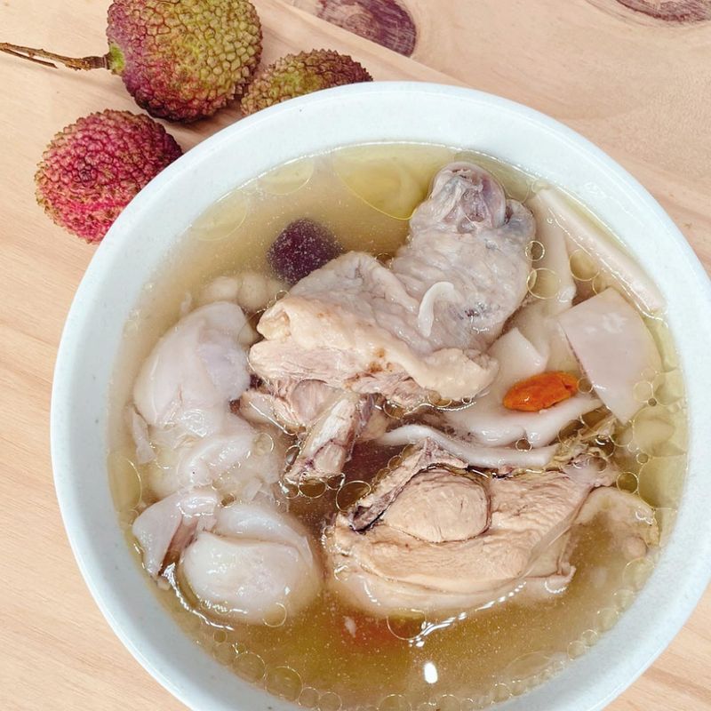 玉荷包椰子雞湯 |水果入菜風味雞湯料理
