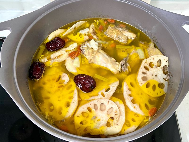 蓮藕蒜頭雞湯