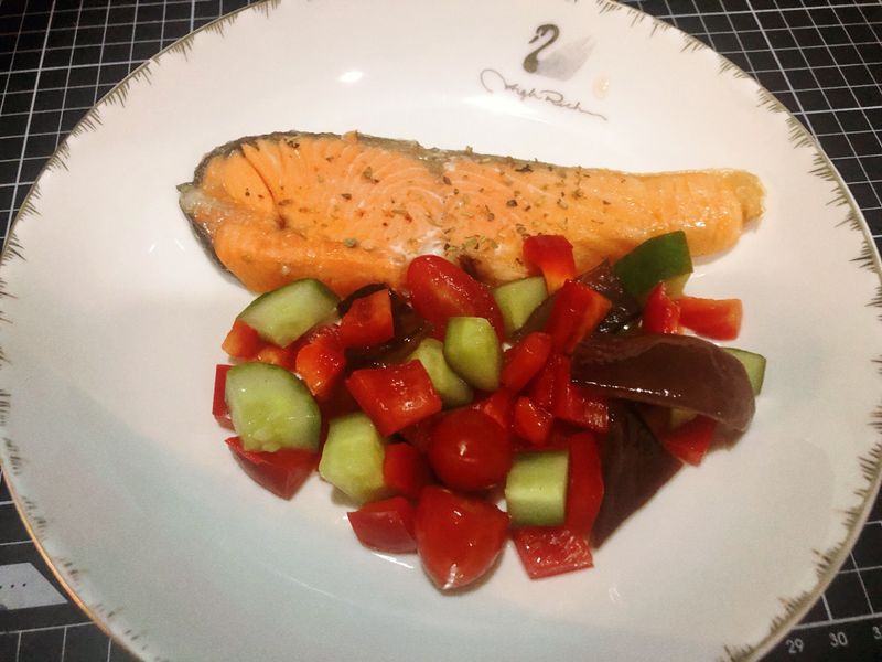 鮭魚佐莎莎醬
