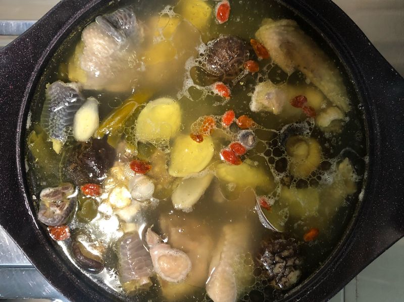 剝皮辣椒雞湯