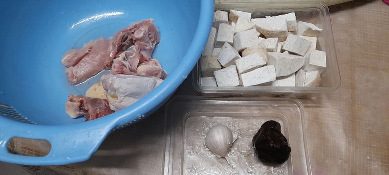低碘料理~芋頭黑蒜雞湯