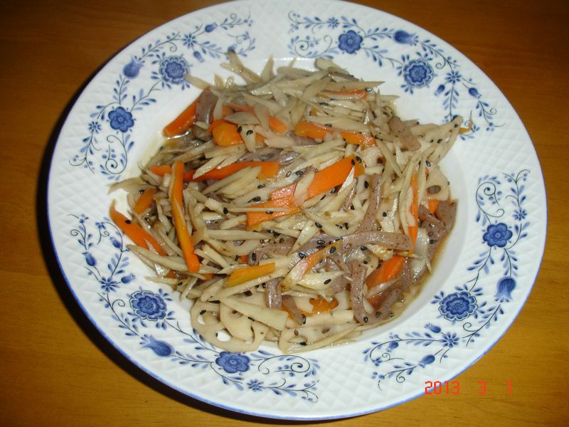 炒牛蒡絲。