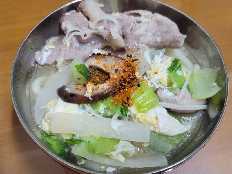 肉片蔬菜烏龍湯麵