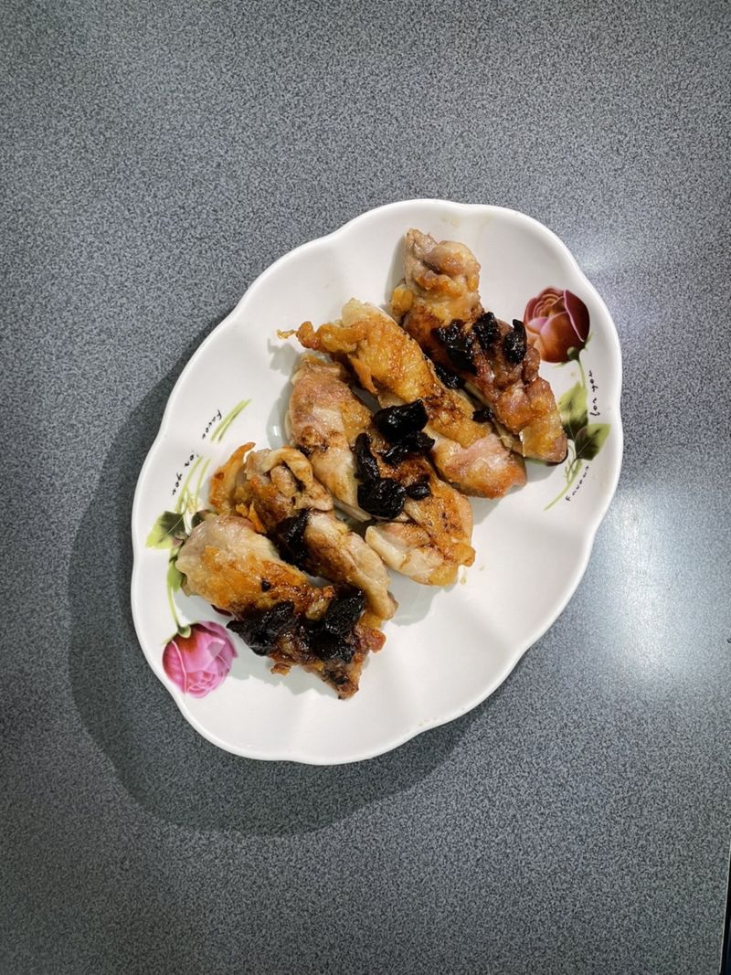 酥脆雞腿排佐黑蒜