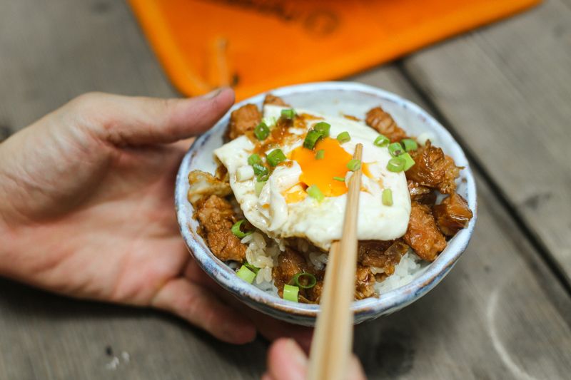 露營鑄鐵鍋料理|一鍋到底超簡單滷肉飯
