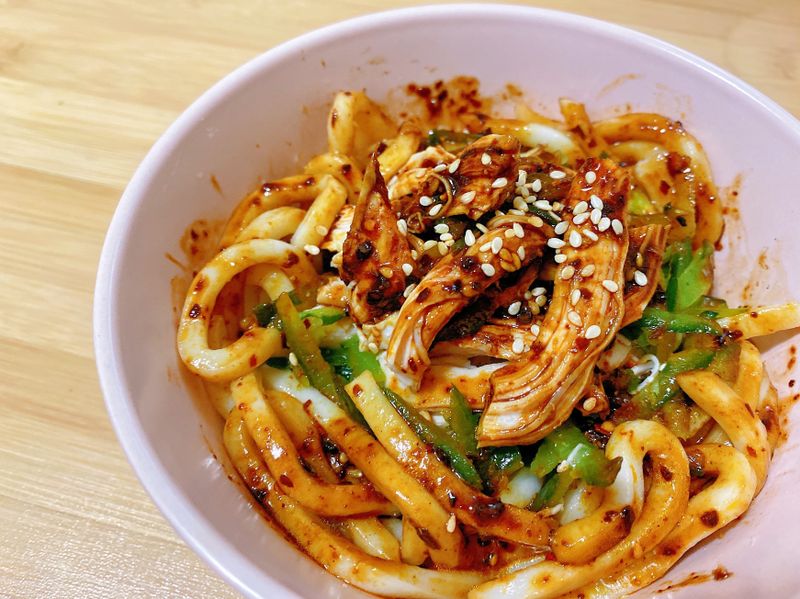 香辣雞絲冷烏龍麵(超開胃~