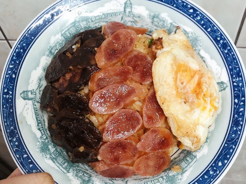 電子鍋：臘腸煲飯