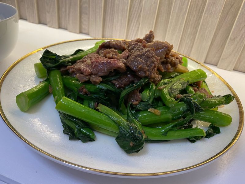菜芯炒牛柳邊
