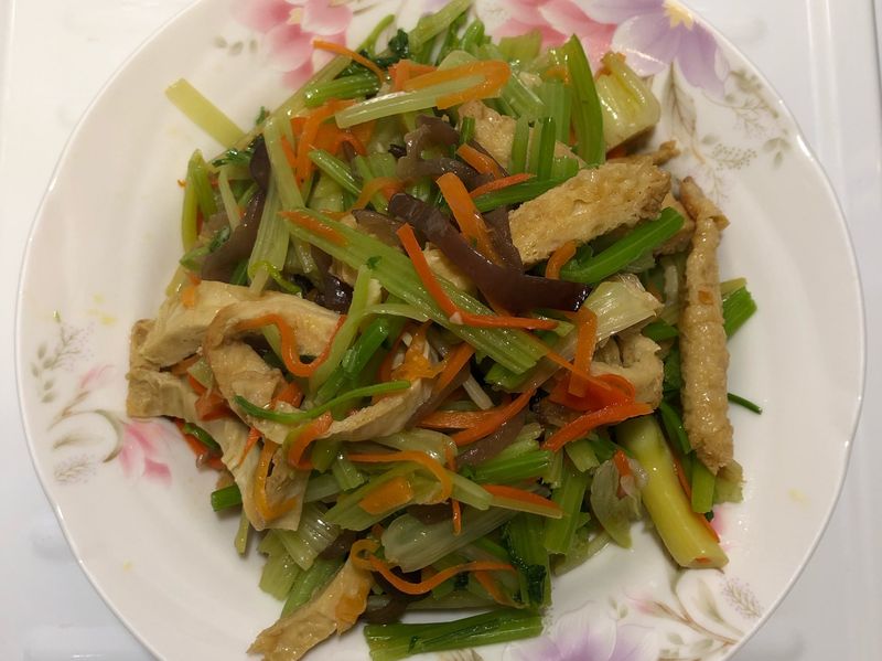 芹菜炒豆包