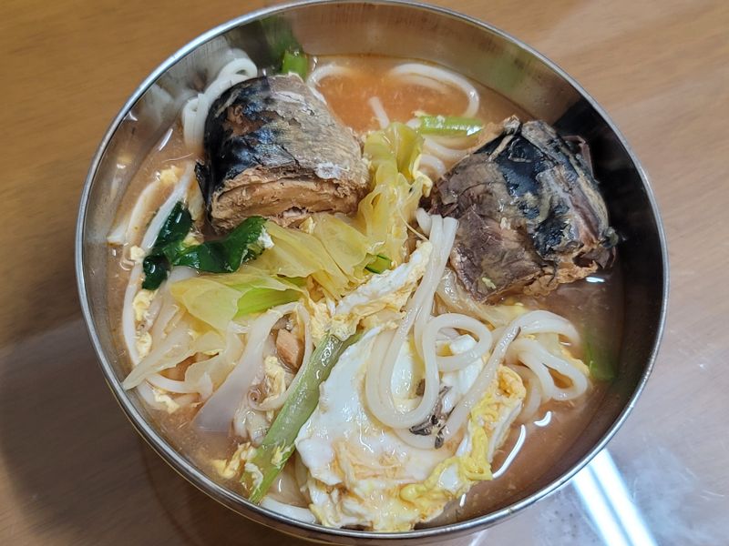茄汁鯖魚蔬菜菇菇雞蛋湯麵