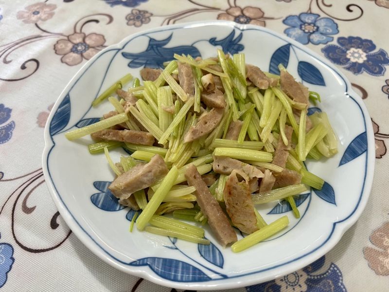 貢丸炒芹菜