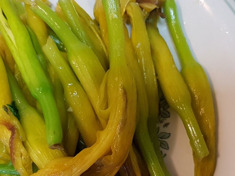蒜炒金針花