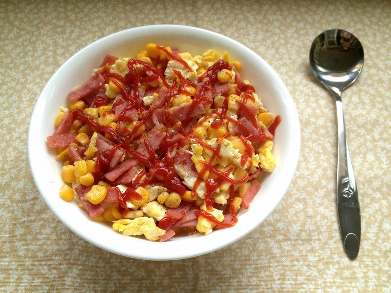 早餐店的私房菜──玉米火腿蛋蓋飯