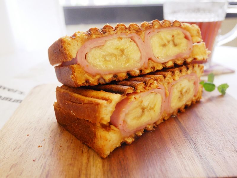 好簡單「香蕉火腿花生吐司」大口吃好滿足!