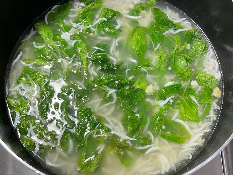 覓菜吻仔魚湯