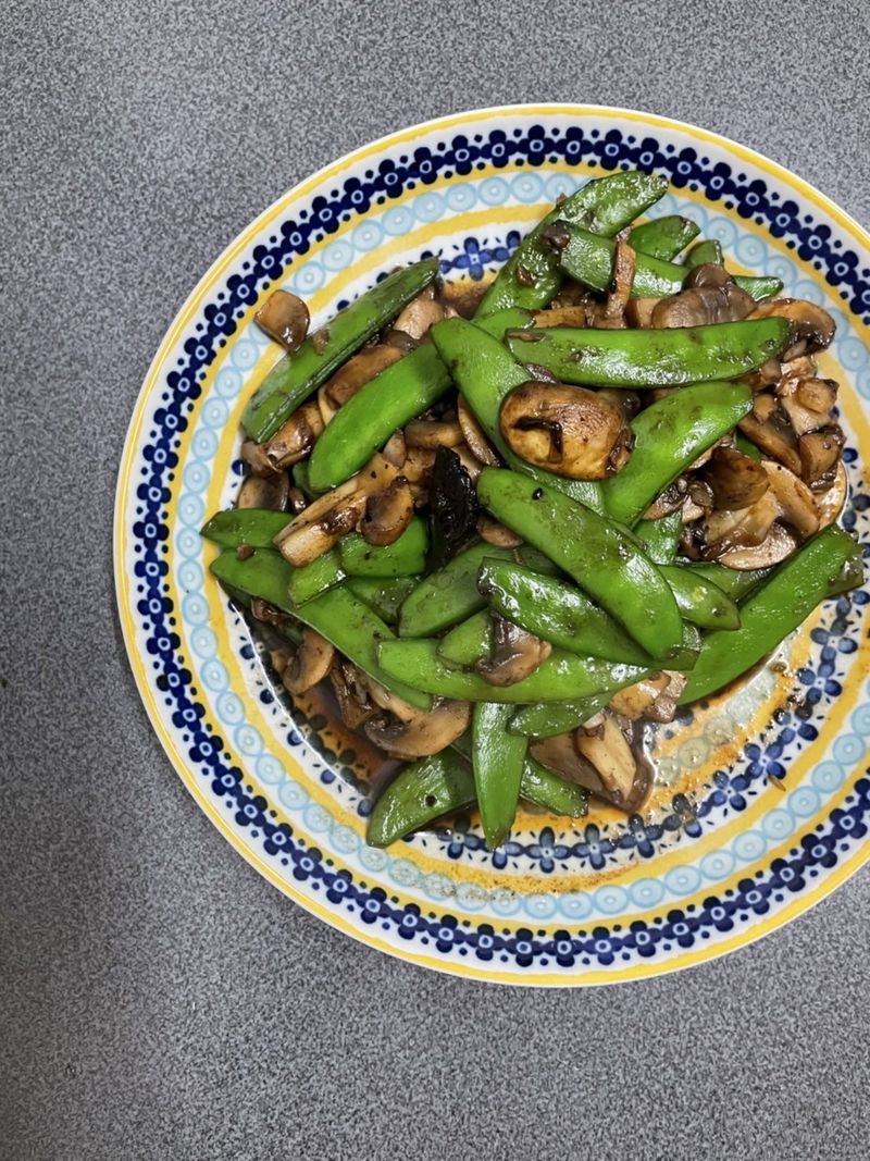 甜豆炒洋菇佐黑蒜