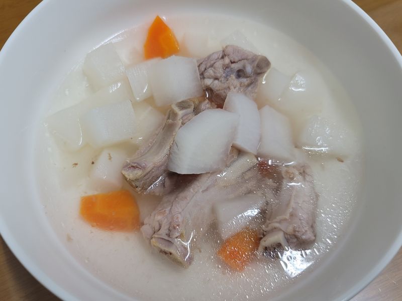 電鍋料理：蘿蔔肋排湯