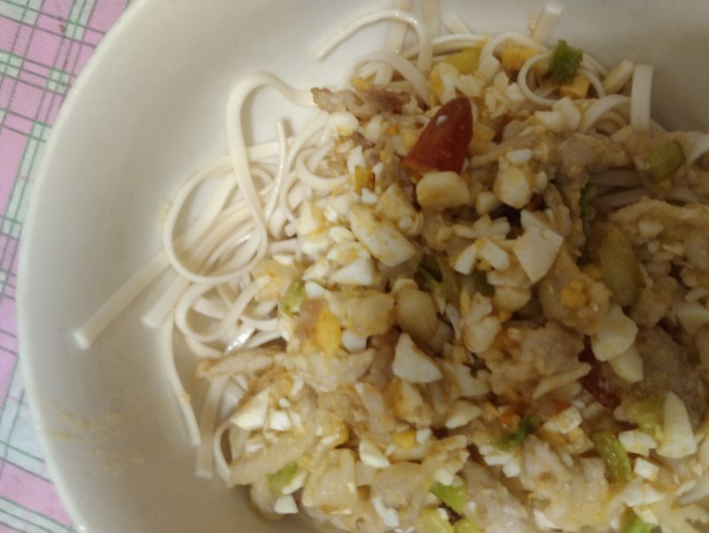鹹蛋肉片拌麵