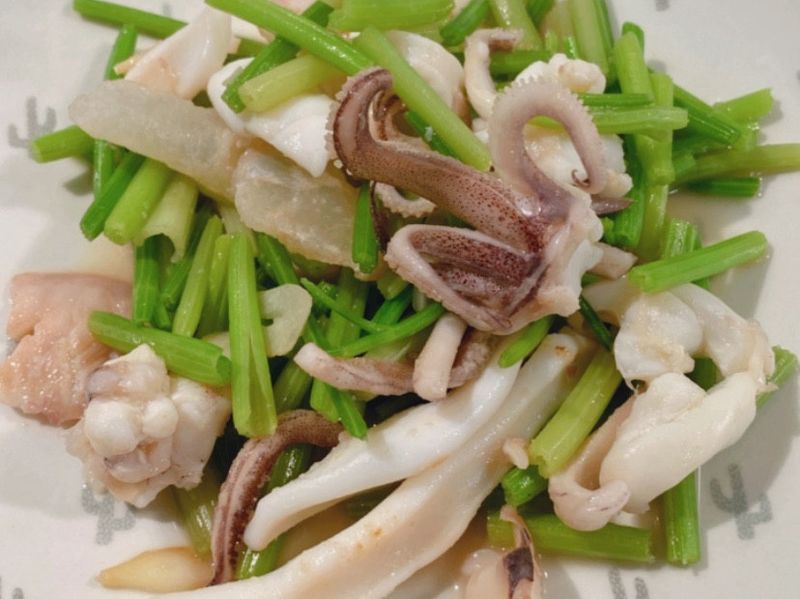 芹菜炒小卷
