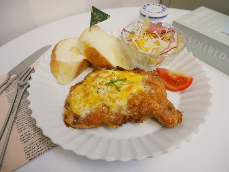 氣炸鍋「焗烤起士雞腿排」自製豐盛早午餐。