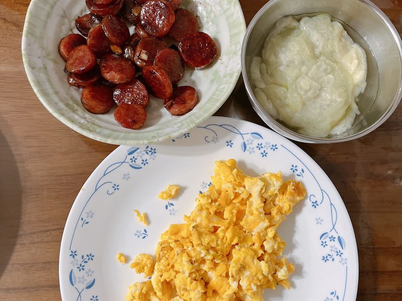 23🍱蒜味香腸、起司炒蛋、絲瓜