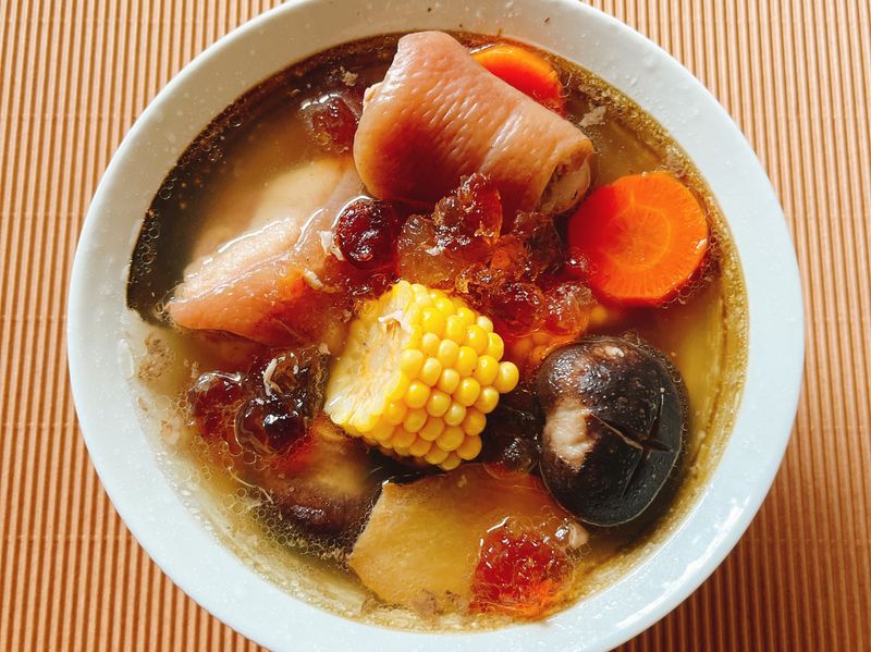 桃膠豬尾湯