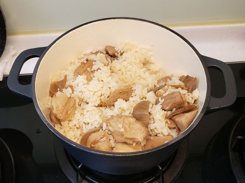 麻油雙菇炊飯(露營鑄鐵鍋料理)