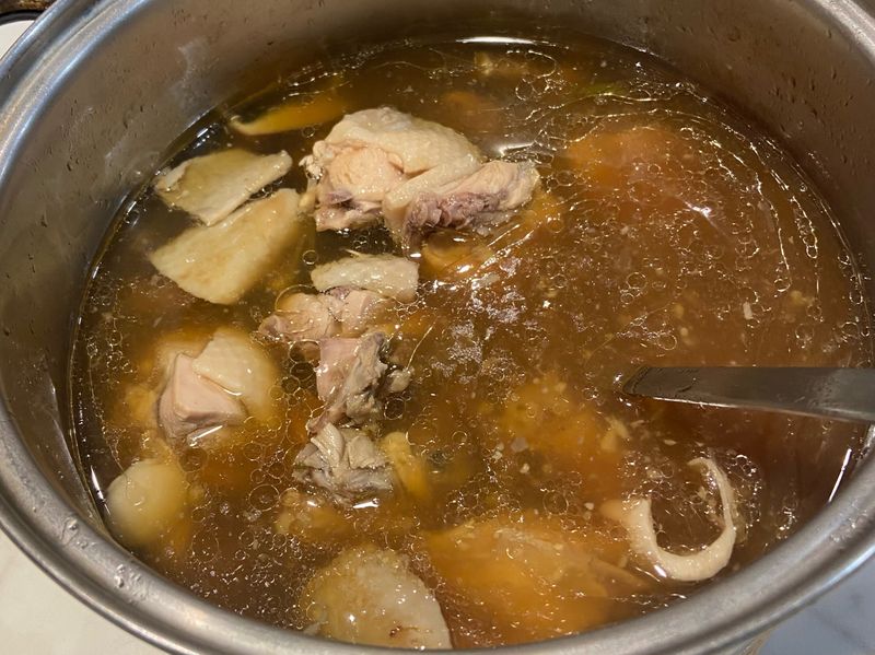 剝皮辣椒雞湯