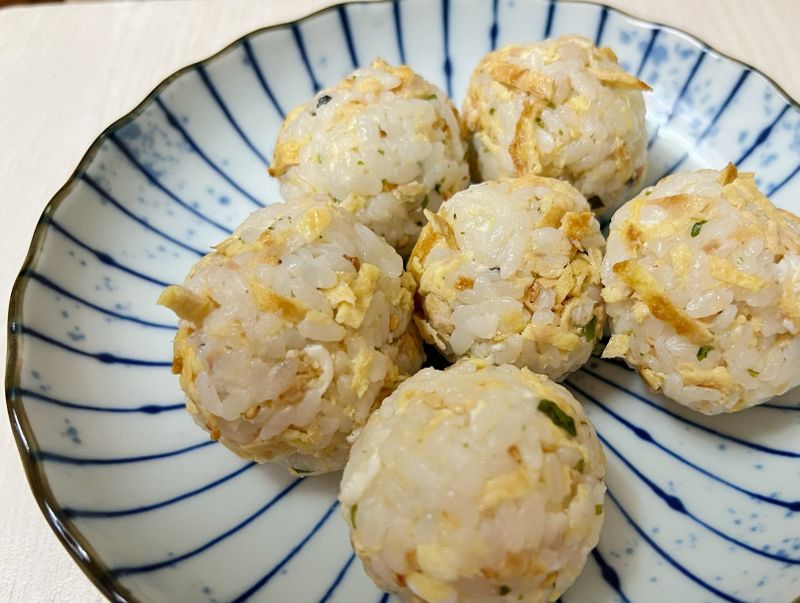 左手捏的小飯丸