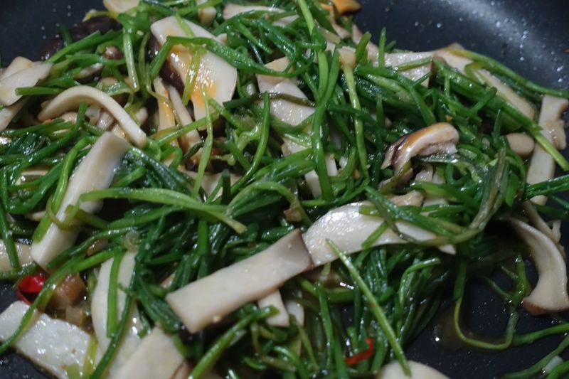 水蓮炒時菇