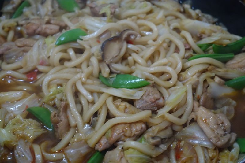 雞腿肉炒烏龍麵