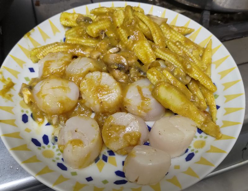 酪梨胡麻醬佐生食級半熟干貝