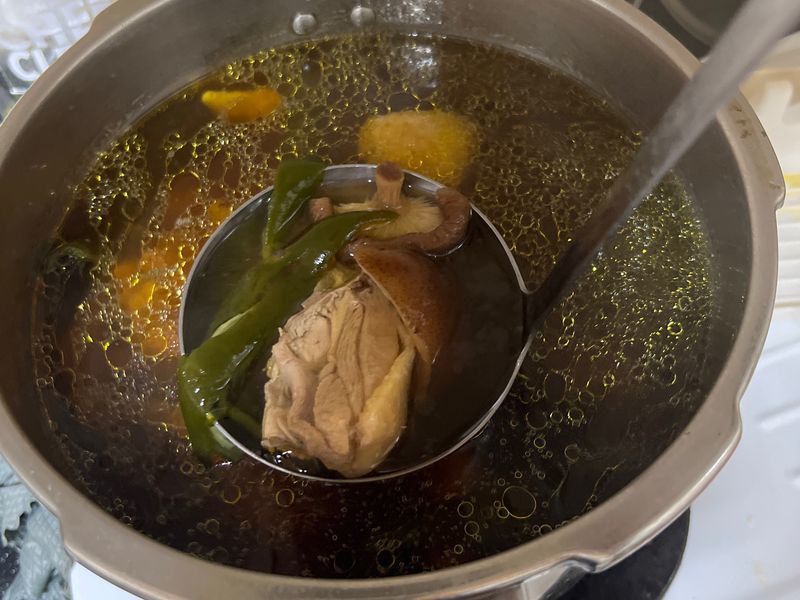 剝皮辣椒雞湯