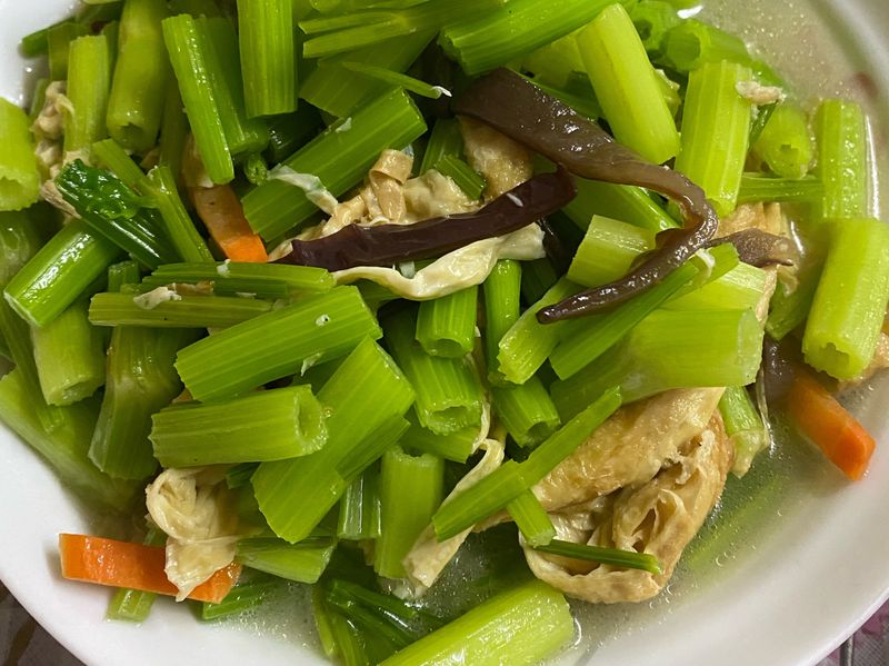 芹菜炒豆包