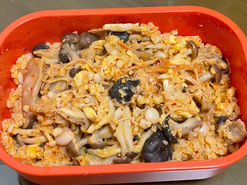 泡菜菇菇蛋花椰菜米飯(微波爐)