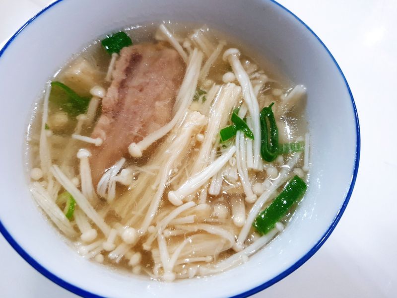 金針菇排骨湯