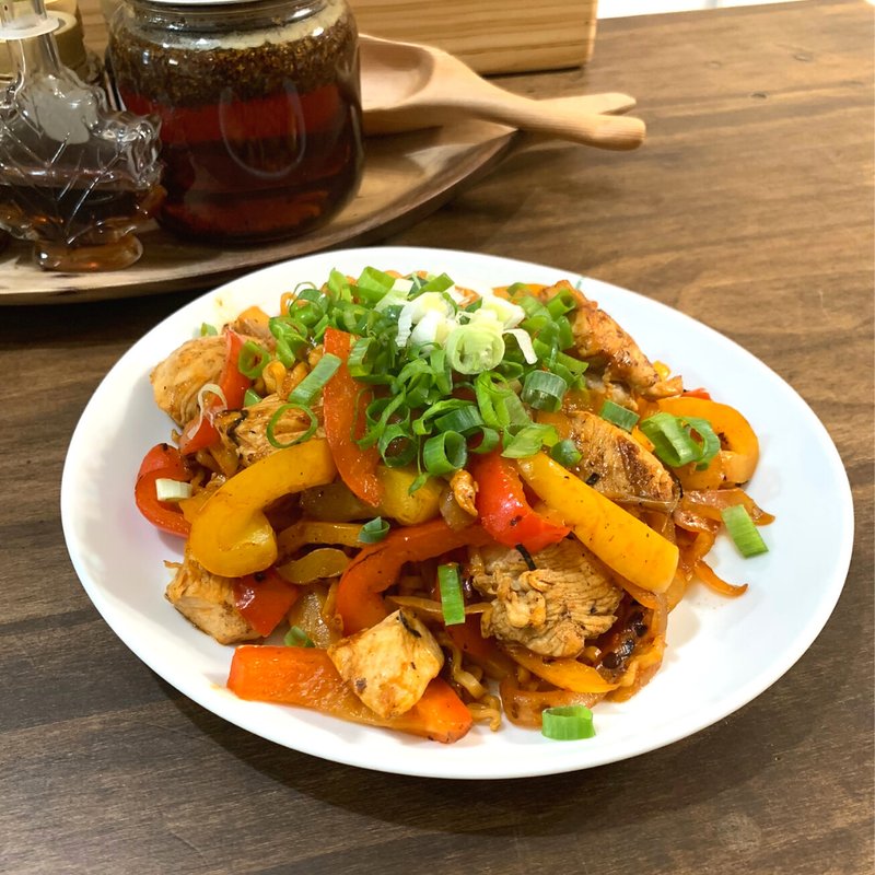 清冰箱料理!鐵板起司洋蔥甜椒雞肉炒泡麵