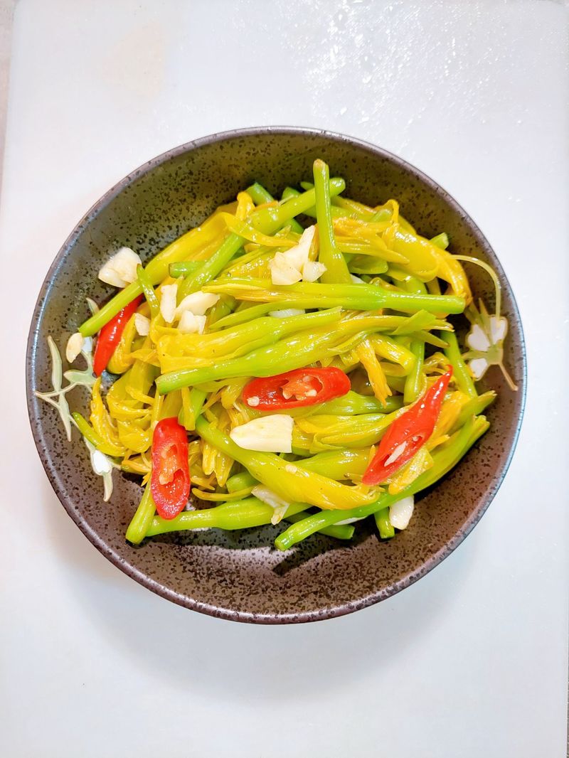 蒜香清炒金針花(五辛素)