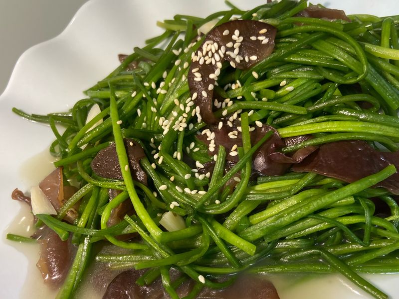 清炒蒜香水蓮