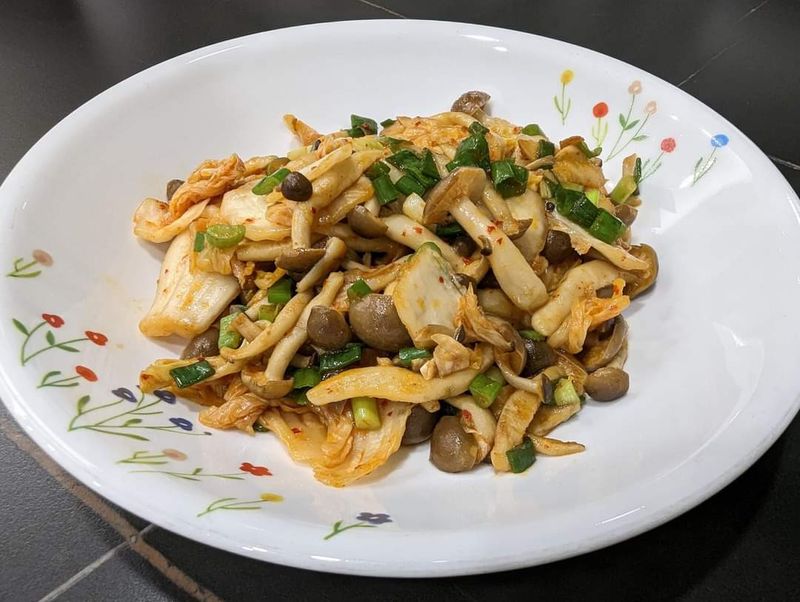 泡菜炒鴻禧菇