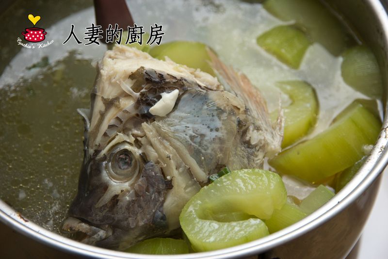 人妻的廚房--大黃瓜吳郭魚湯