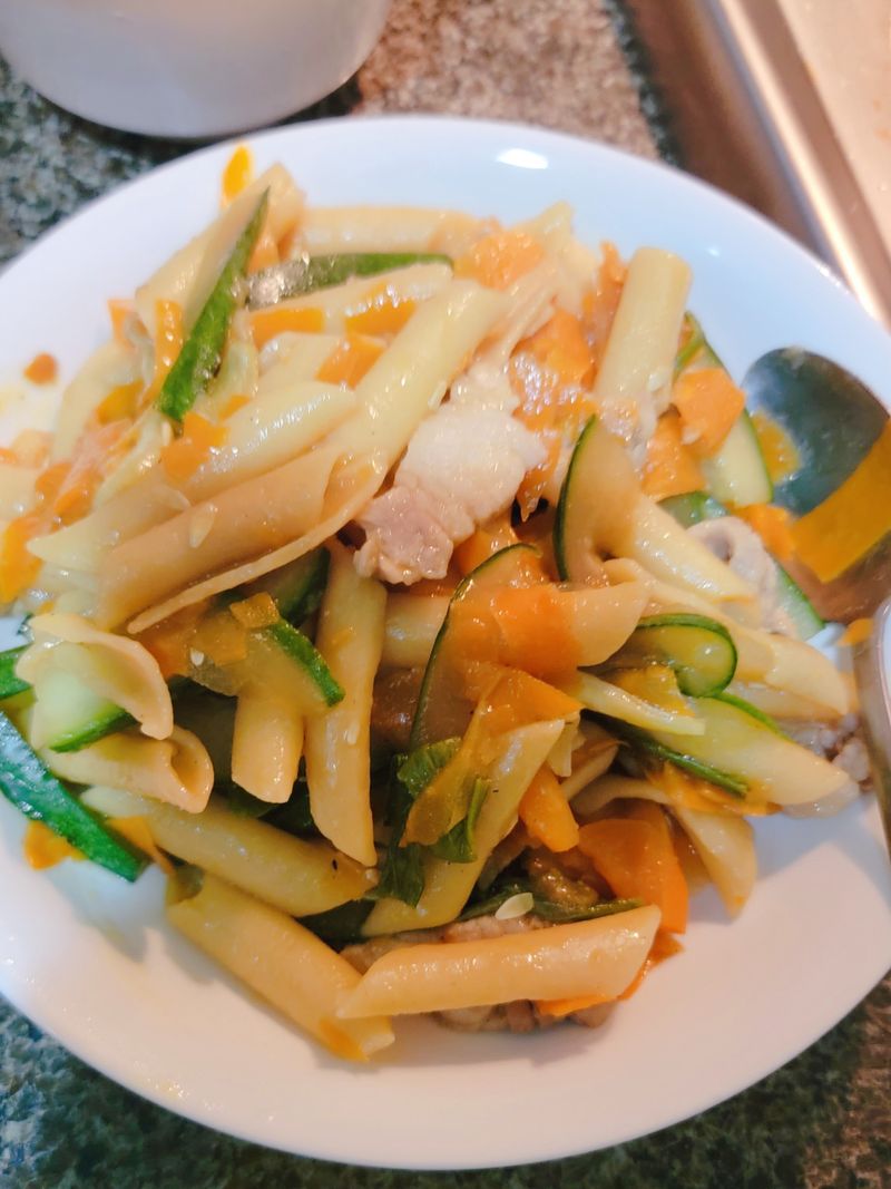 豬肉炒蘿蔔黃瓜麵