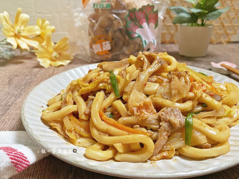 泡菜豬肉舞菇炒烏龍