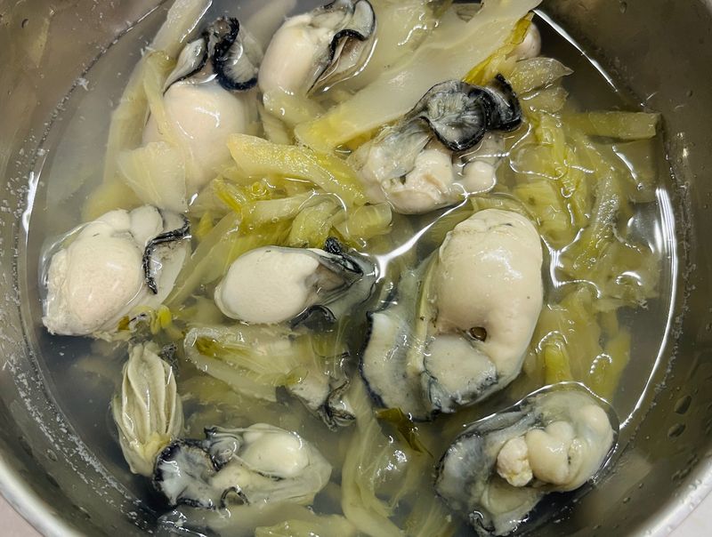 酸菜蚵仔湯