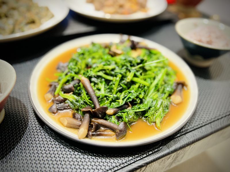 豌豆苗炒雞樅