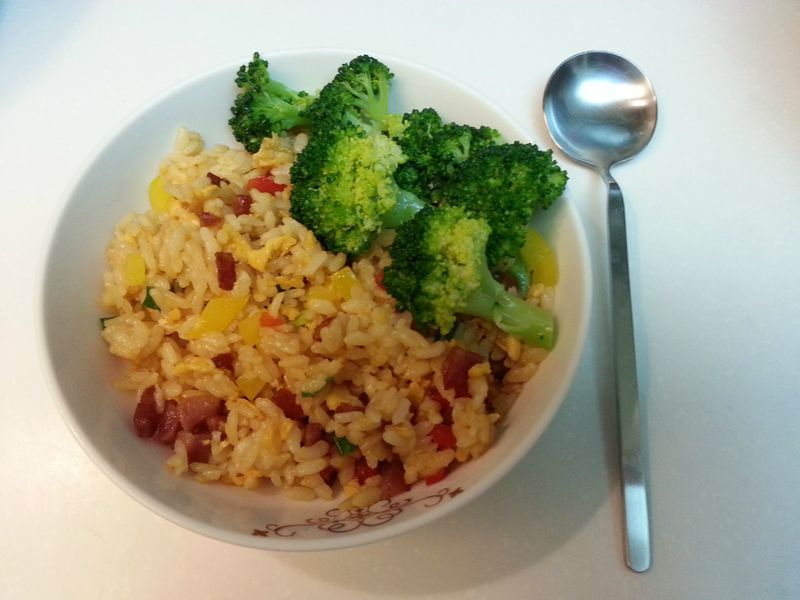 一口接一口的彩椒香腸炒飯(5~6人份)