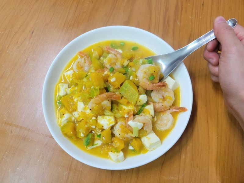 南瓜料理多樣變,南瓜蝦仁豆腐煲簡單做