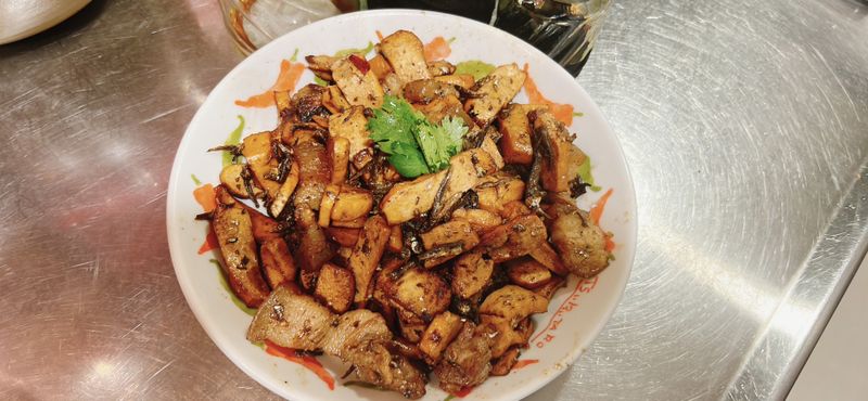 鹹香下飯的豆干小魚干煸五花肉