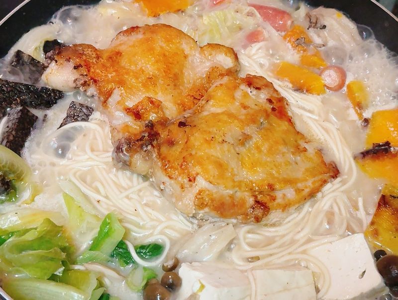 香煎雞腿排牛奶鍋麵