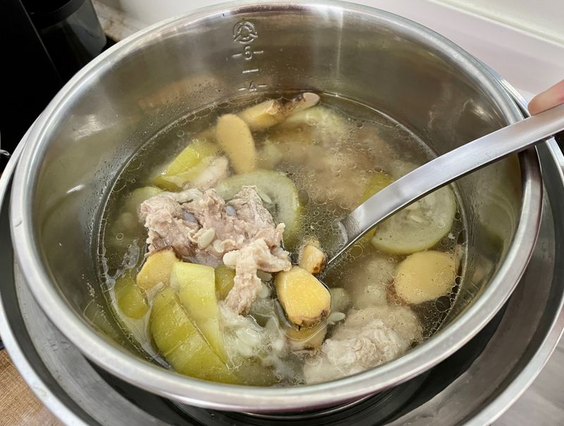 電鍋料理-絲瓜豬骨湯